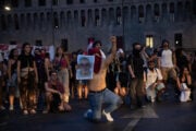 La sinistra scende in piazza in difesa di un pregiudicato e lancia bombe sulle divise