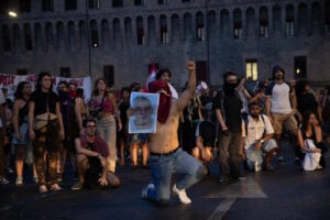 La sinistra scende in piazza in difesa di un pregiudicato e lancia bombe sulle divise