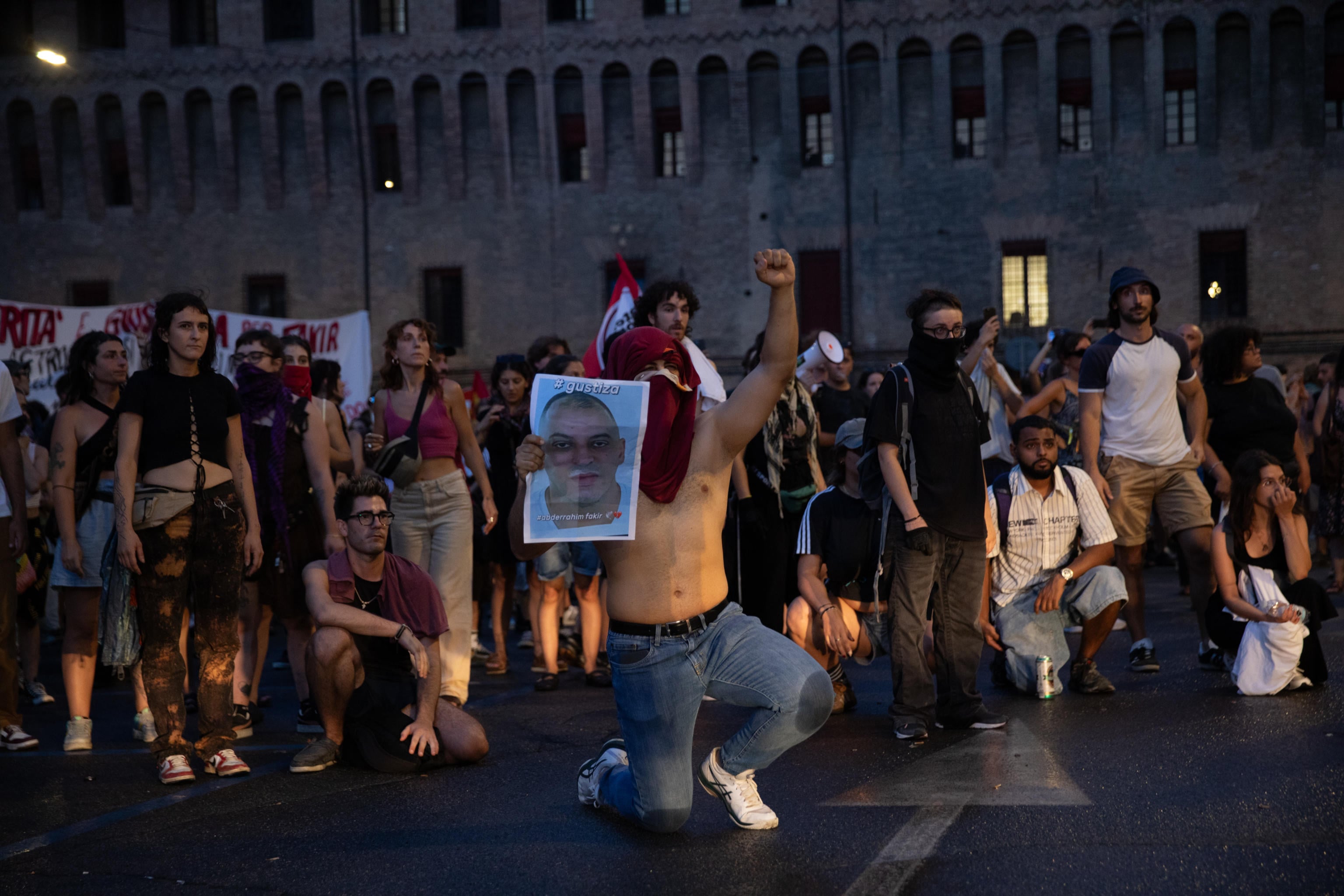 la sinistra scende in piazza in difesa di un pregiudicato e lancia bombe sulle divise da Laverita.info la sinistra scende in piazza in difesa di un pregiudicato e lancia bombe sulle divise