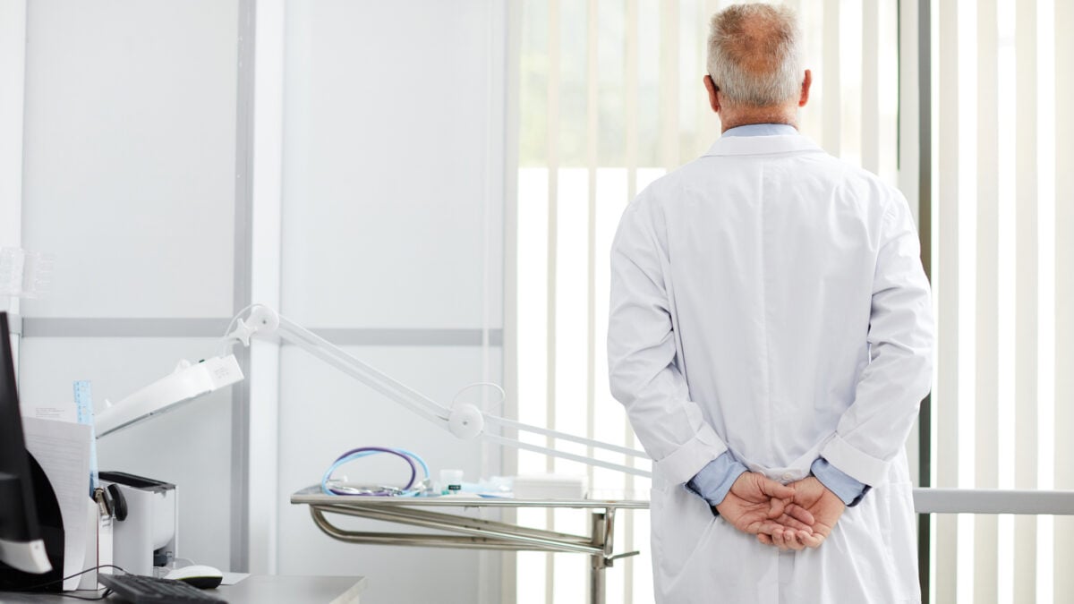Reintegro dei medici, il centrodestra prende tempo dopo il muro del Colle