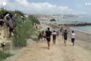 Assalto a Ceuta: 2.000 migranti raggiungono l’enclave spagnola a nuoto dal Marocco