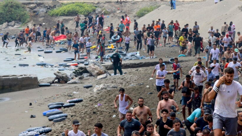 A nuoto invadono la Spagna. Sánchez mobilita l’esercito. L’Italia: «Stop a Schengen»