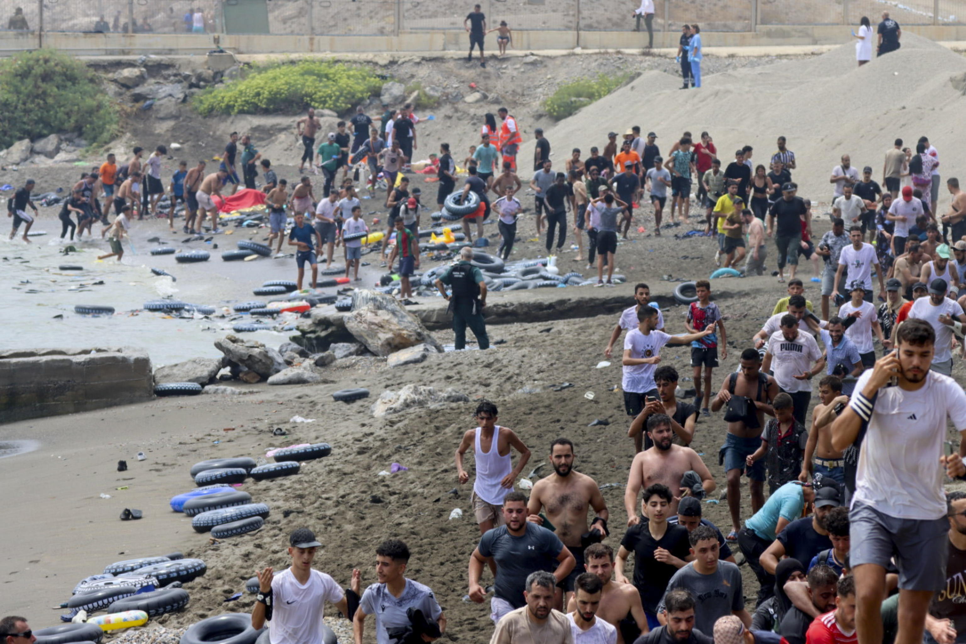 a nuoto invadono la spagna s225nchez mobilita l8217esercito l8217italia stop a schengen da Laverita.info a nuoto invadono la spagna s225nchez mobilita l8217esercito l8217italia stop a schengen