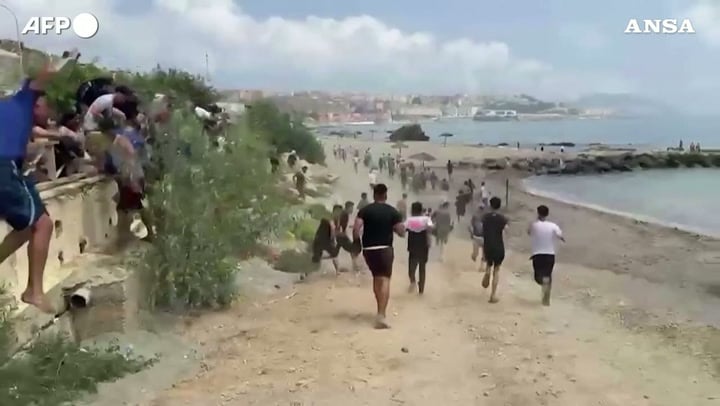 Assalto a Ceuta: 2.000 migranti raggiungono l’enclave spagnola a nuoto dal Marocco