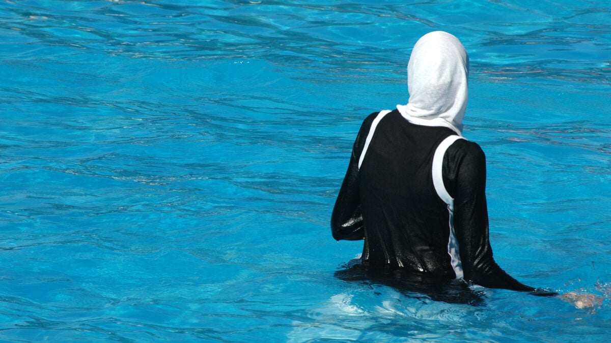 nelle piscine di mezza italia si nuota nella sharia vietati i tuffi agli uomini da Laverita.info nelle piscine di mezza italia si nuota nella sharia vietati i tuffi agli uomini