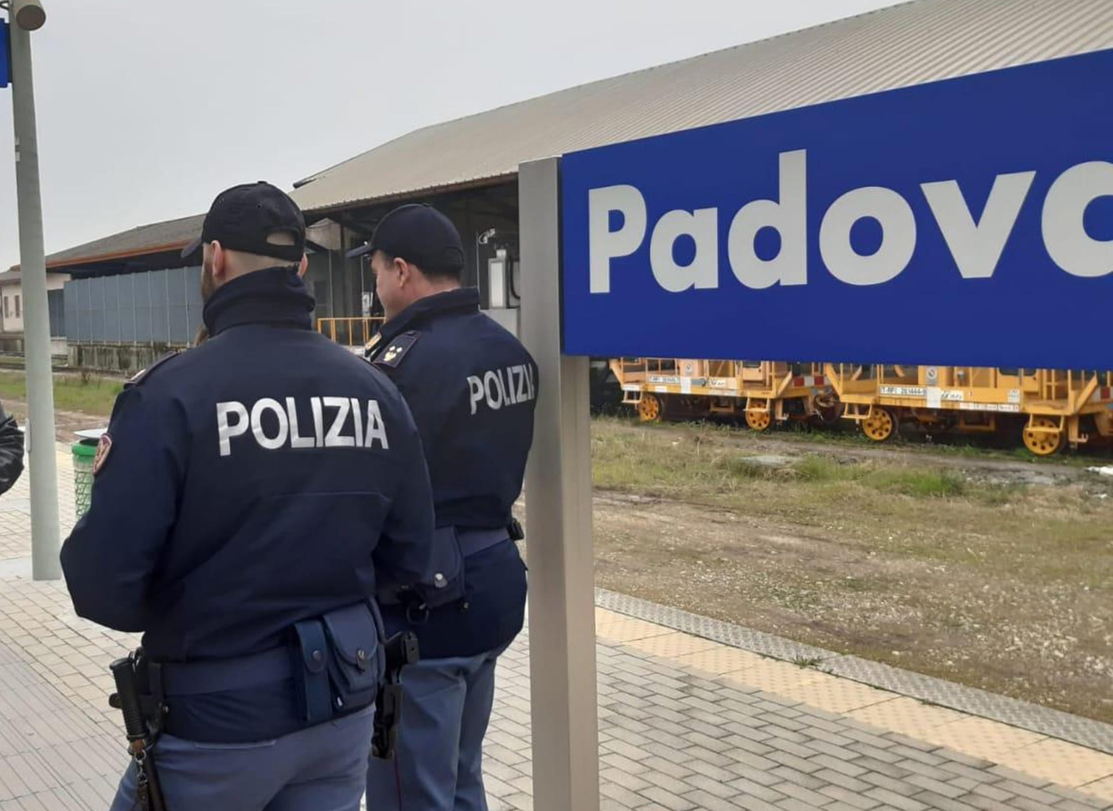 Un uomo con status di rifugiato politico aggredisce poliziotti e commette reati in diverse città italiane