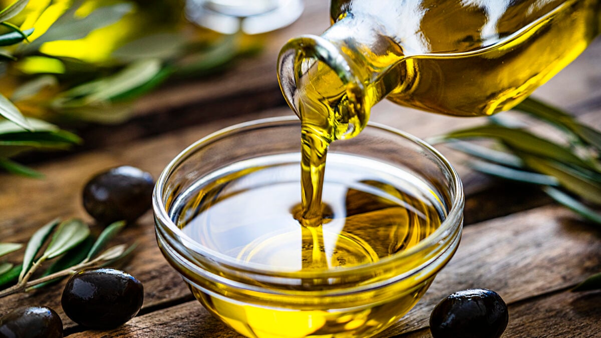 Olio italiano minacciato dalle frodi. Lollobrigida: «Ora tolleranza zero»