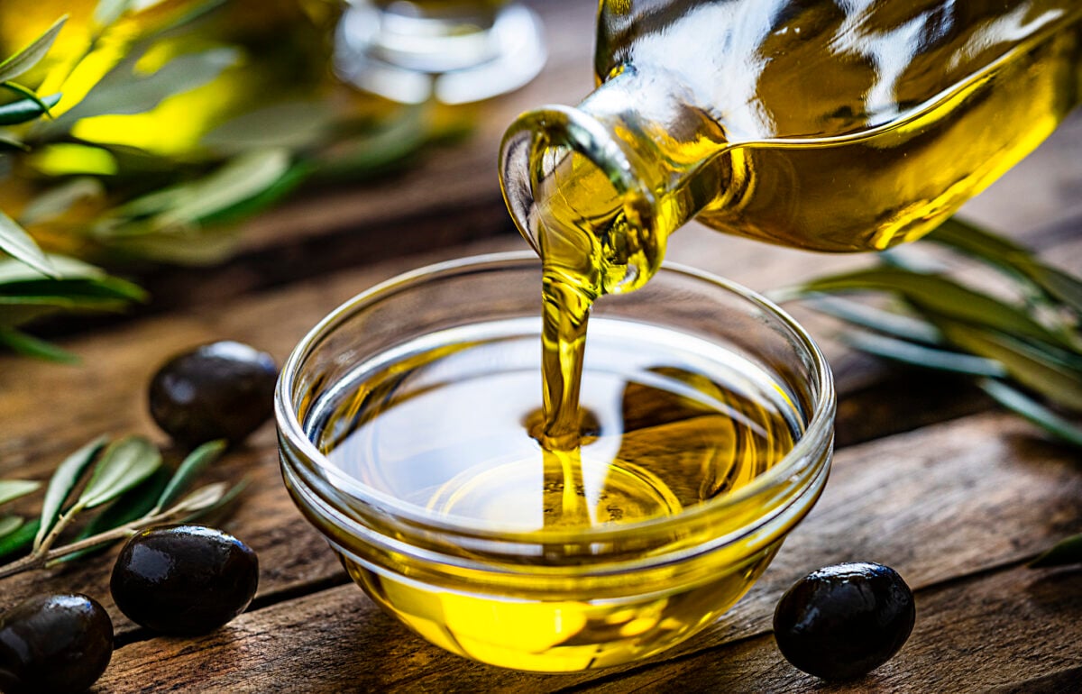 Olio italiano minacciato dalle frodi. Lollobrigida: «Ora tolleranza zero»