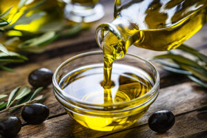 Olio italiano minacciato dalle frodi. Lollobrigida: «Ora tolleranza zero»
