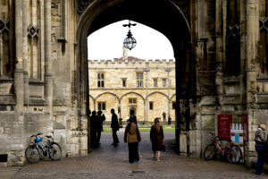 Oxford e Cambridge discriminano gli alunni bianchi, inglesi e poveri