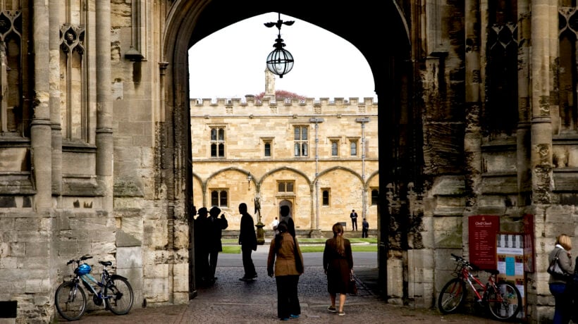 Oxford e Cambridge discriminano gli alunni bianchi, inglesi e poveri