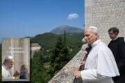 Il nuovo libro del Papa invoca la pace: «La corsa agli armamenti atterrisce»