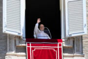 «Migrare è un diritto». Pur di aprire i porti la Cei corregge il Papa