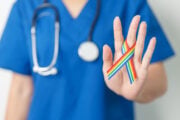 Un monito non basta: il vademecum gender per i pediatri è proprio da ritirare