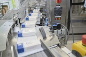 Dopo aver fatto cassa coi nostri soldi, Pfizer scarica i dipendenti di Catania