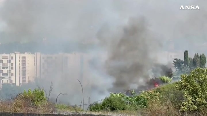 Roma, vasto incendio in un’area verde