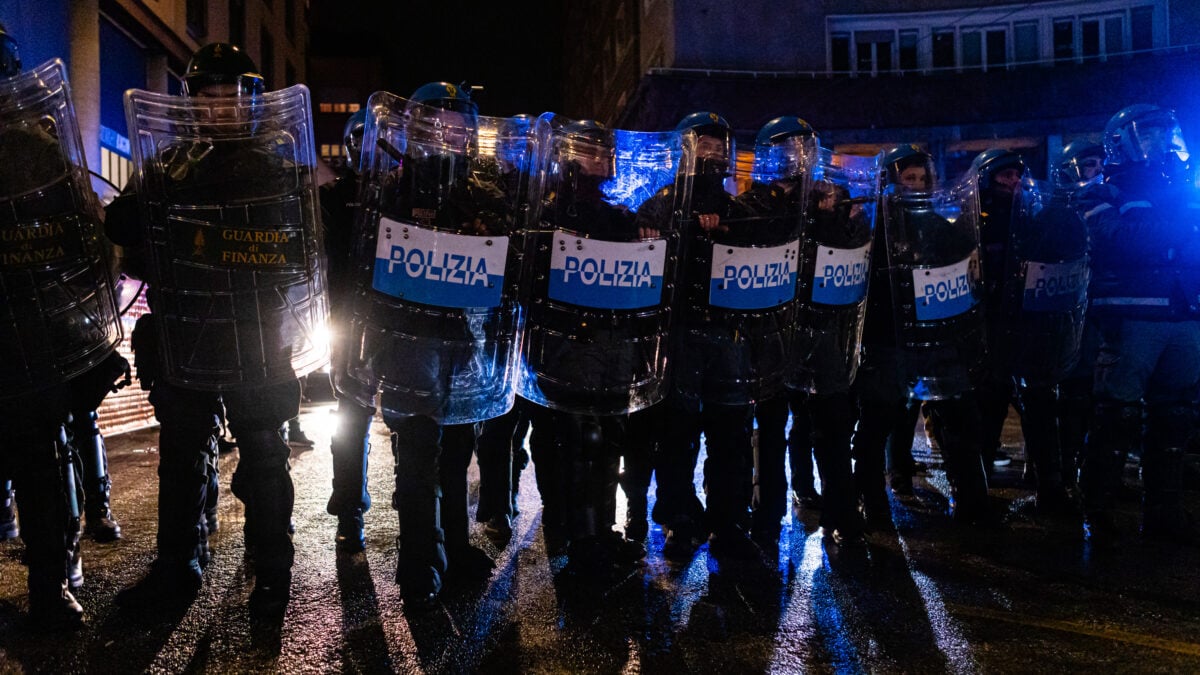 L’ira della polizia contro il sindaco dem di Bologna: «Ha reso le nostre divise un bersaglio»