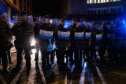 L’ira della polizia contro il sindaco dem di Bologna: «Ha reso le nostre divise un bersaglio»