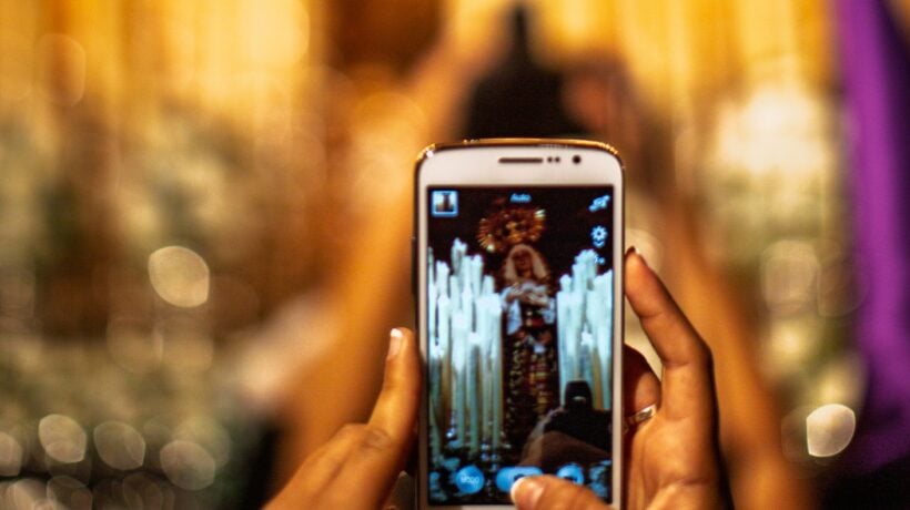 Processione guidata da IA e cellulari. La trovata artistica che sa di blasfemia