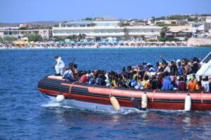La favoletta dei migranti «necessari» è un piano per alterare il cristianesimo