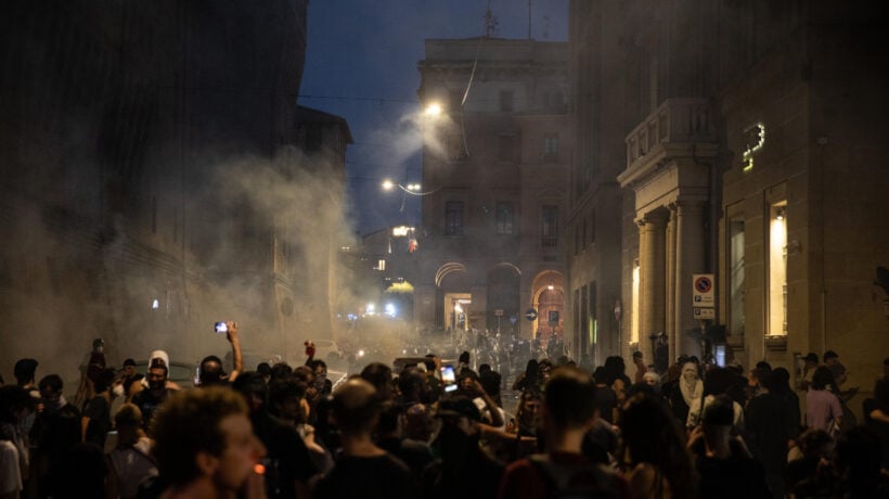 Bologna si sveglia in guerra e conta i danni