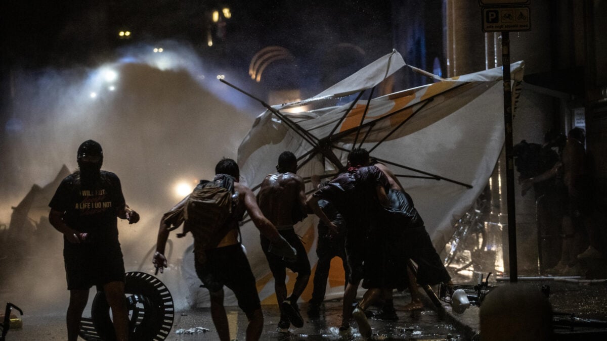 La sinistra pacifica: 70 agenti feriti