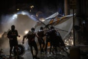 La sinistra pacifica: 70 agenti feriti
