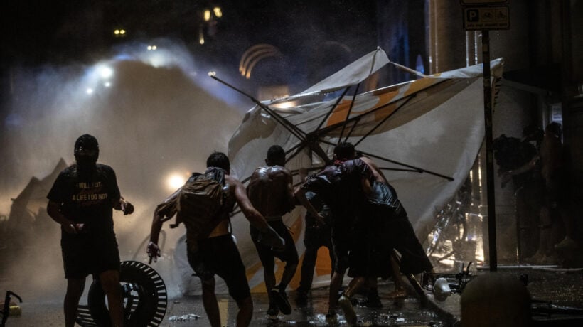 La sinistra pacifica: 70 agenti feriti