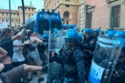 Bologna, il corteo per Fakir degenera: scontri tra antagonisti e polizia