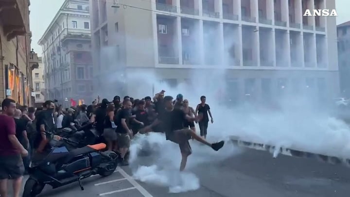 Bologna, tafferugli al presidio per Fakir: bomba carta e cariche della polizia