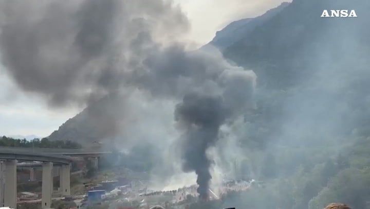 Assalto No Tav in Val di Susa: incendiati i mezzi delle forze dell’ordine