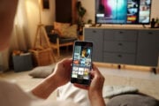 La tv si fa verticale. I nuovi show cambiano formato per i cellulari
