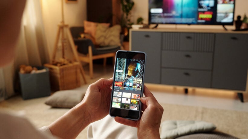 La tv si fa verticale. I nuovi show cambiano formato per i cellulari