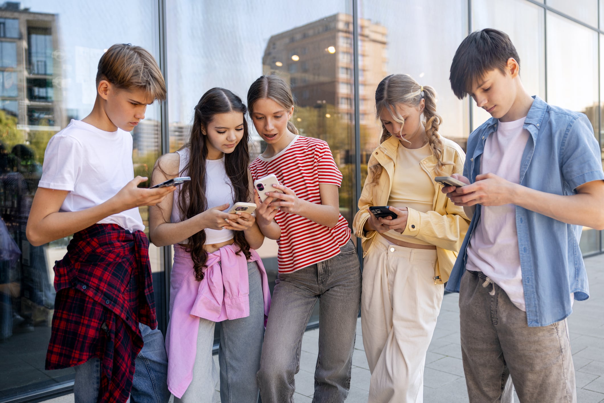 Adolescenti australiani continuano a usare i social nonostante il divieto, con dati preoccupanti sulle famiglie ignare