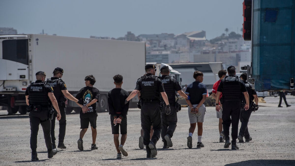 La polizia spagnola contro Sánchez: regolarizzerà 3 milioni di migranti