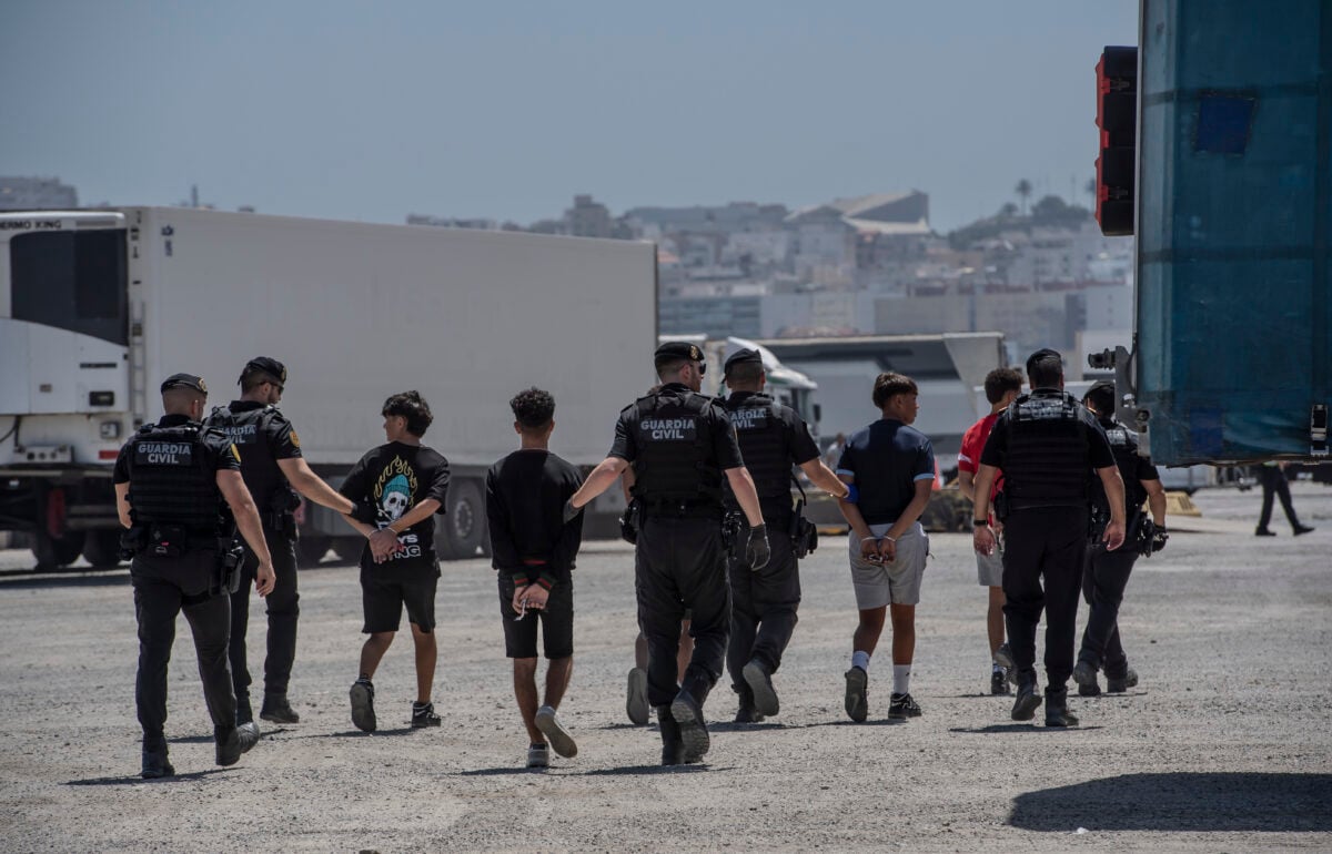 La polizia spagnola contro Sánchez: regolarizzerà 3 milioni di migranti