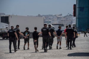 La polizia spagnola contro Sánchez: regolarizzerà 3 milioni di migranti