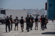 La polizia spagnola contro Sánchez: regolarizzerà 3 milioni di migranti