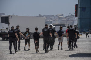 La polizia spagnola contro Sánchez: regolarizzerà 3 milioni di migranti