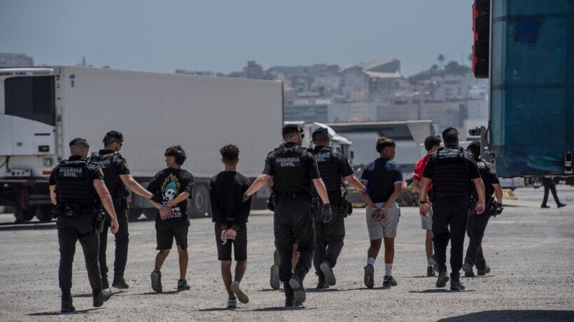La polizia spagnola contro Sánchez: regolarizzerà 3 milioni di migranti