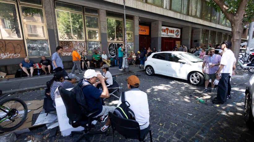Rogo e sequestro al centro sociale Spin Time. Gualtieri in soccorso di 400 abusivi