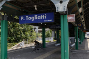 Difende un amico rapinato: un gambiano lo uccide con un cacciavite in testa