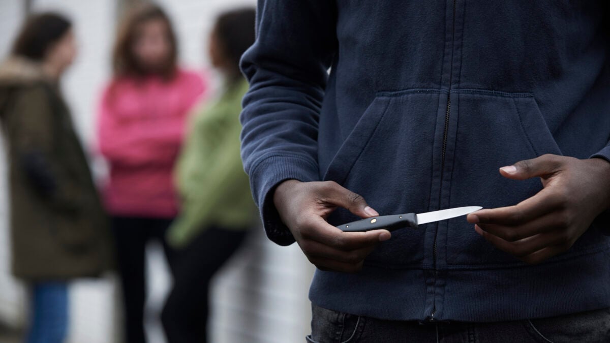 Il coltello è diventato l’arma perfetta per portare la paura nelle nostre città