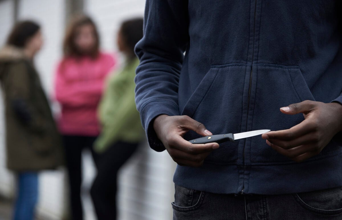 Il coltello è diventato l’arma perfetta per portare la paura nelle nostre città