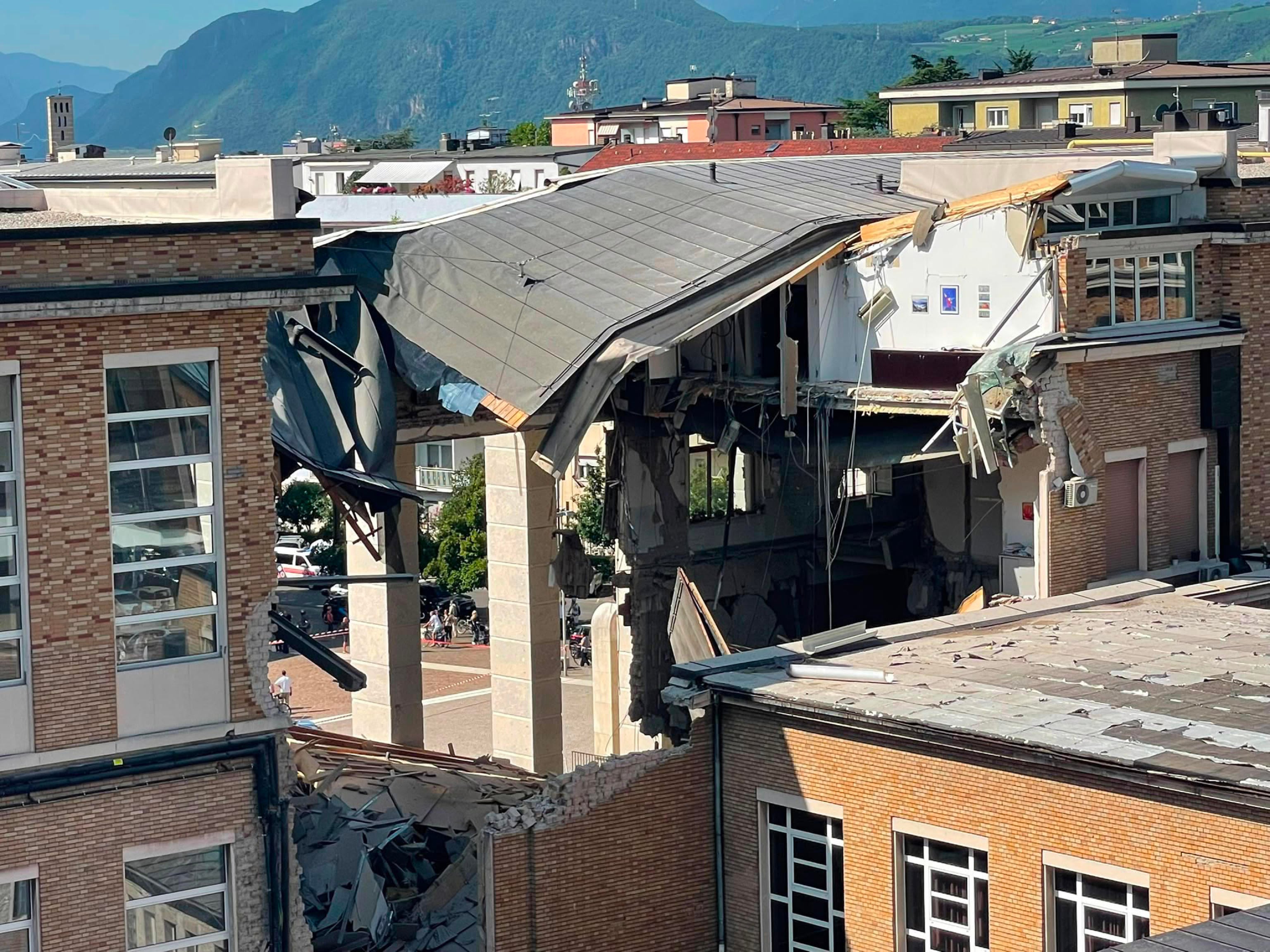 crolla un8217ala del tribunale di bolzano e l8217anm delira accusando il governo da Laverita.info crolla un8217ala del tribunale di bolzano e l8217anm delira accusando il governo