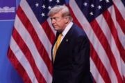 Trump rilancia i raid sull’Iran: «È una rappresaglia». Teheran colpisce le basi Usa