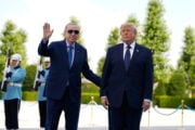 Altre bastonate agli europei e sviolinate a Erdogan: Trump ridisegna le alleanze
