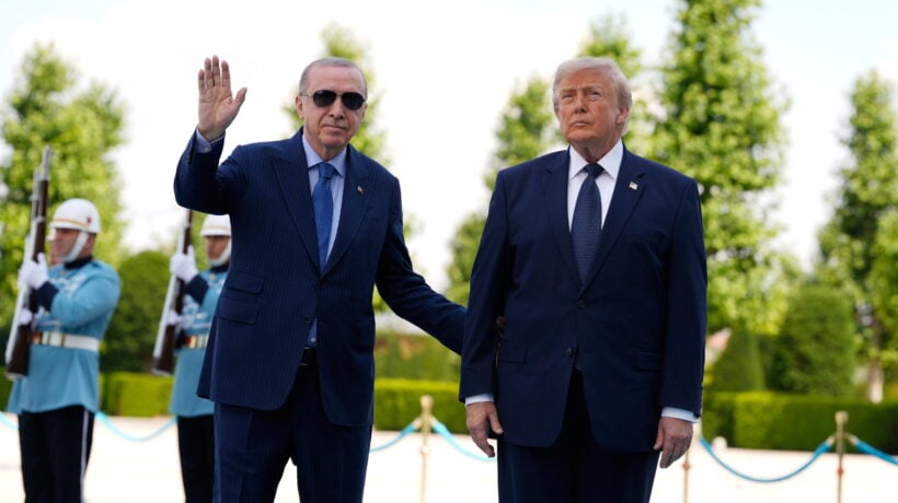 Altre bastonate agli europei e sviolinate a Erdogan: Trump ridisegna le alleanze