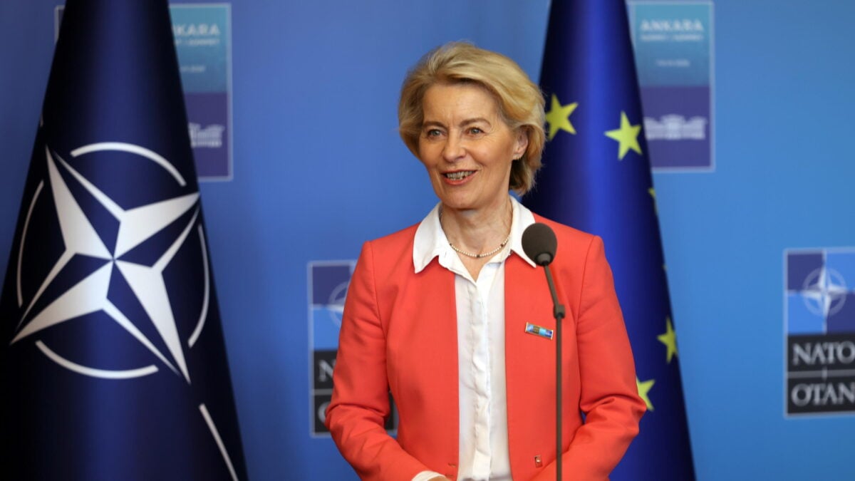 La Ue è una tassa: nel mirino voli e zucchero
