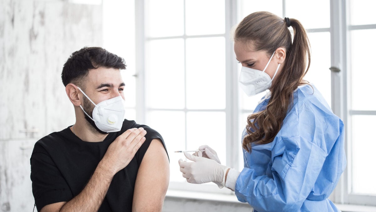 «I vaccini sono ottimi», parola di scienziati pagati da Big pharma